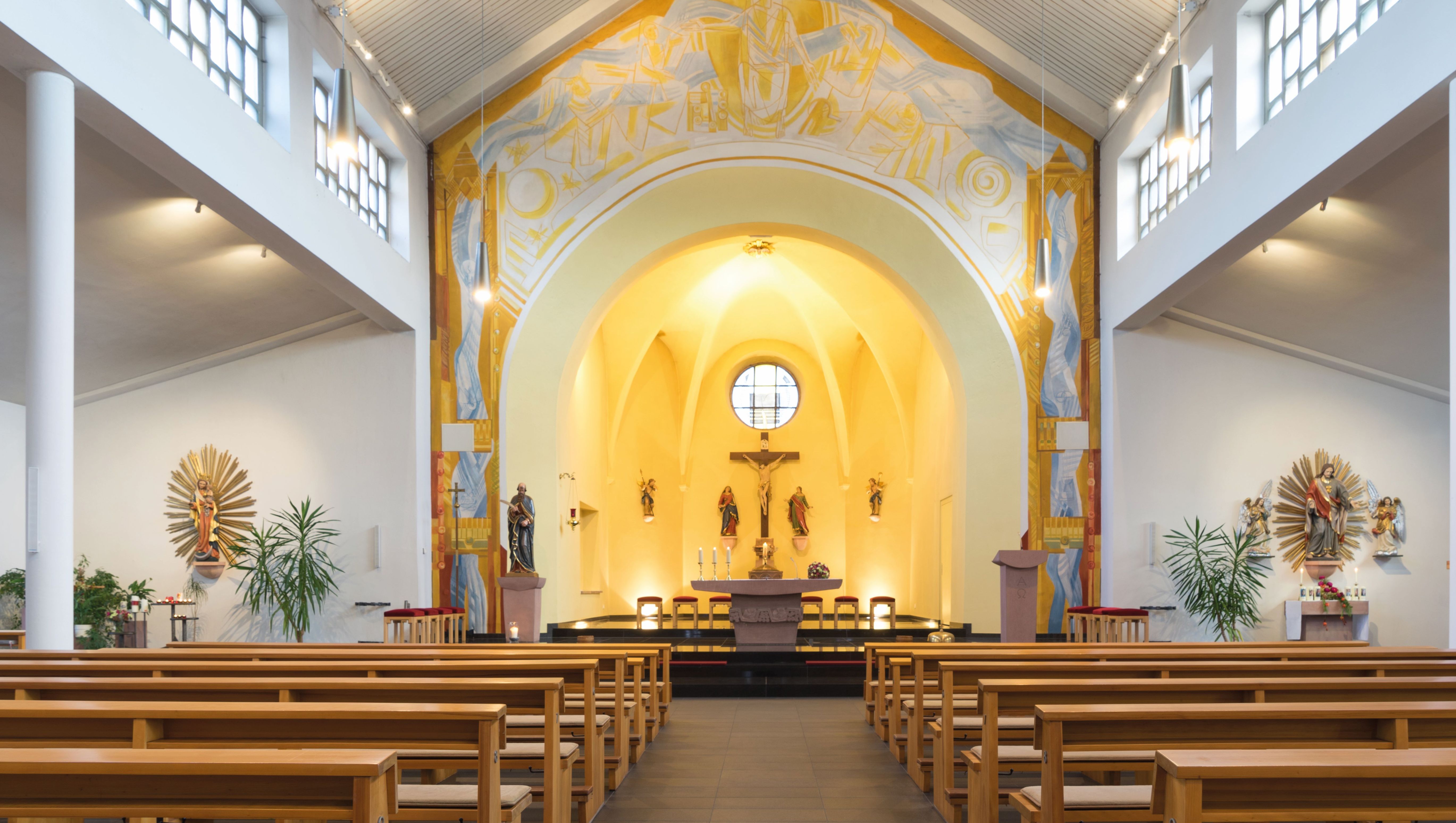 Blick vom Mittelgang auf den Hauptaltar