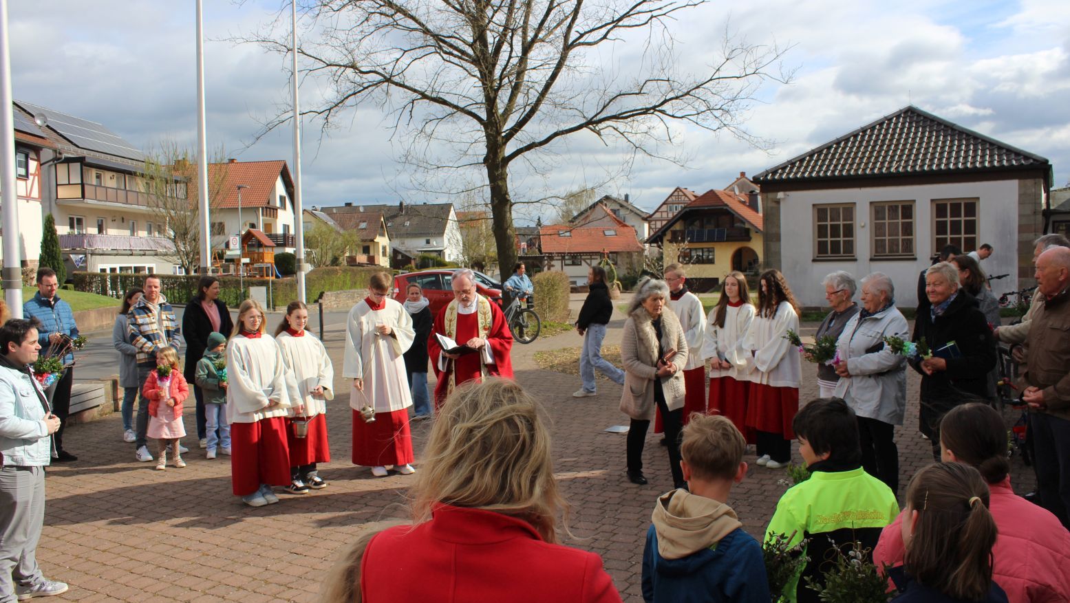 Segnung der Palmzweige vor der Kirche in Steinbach