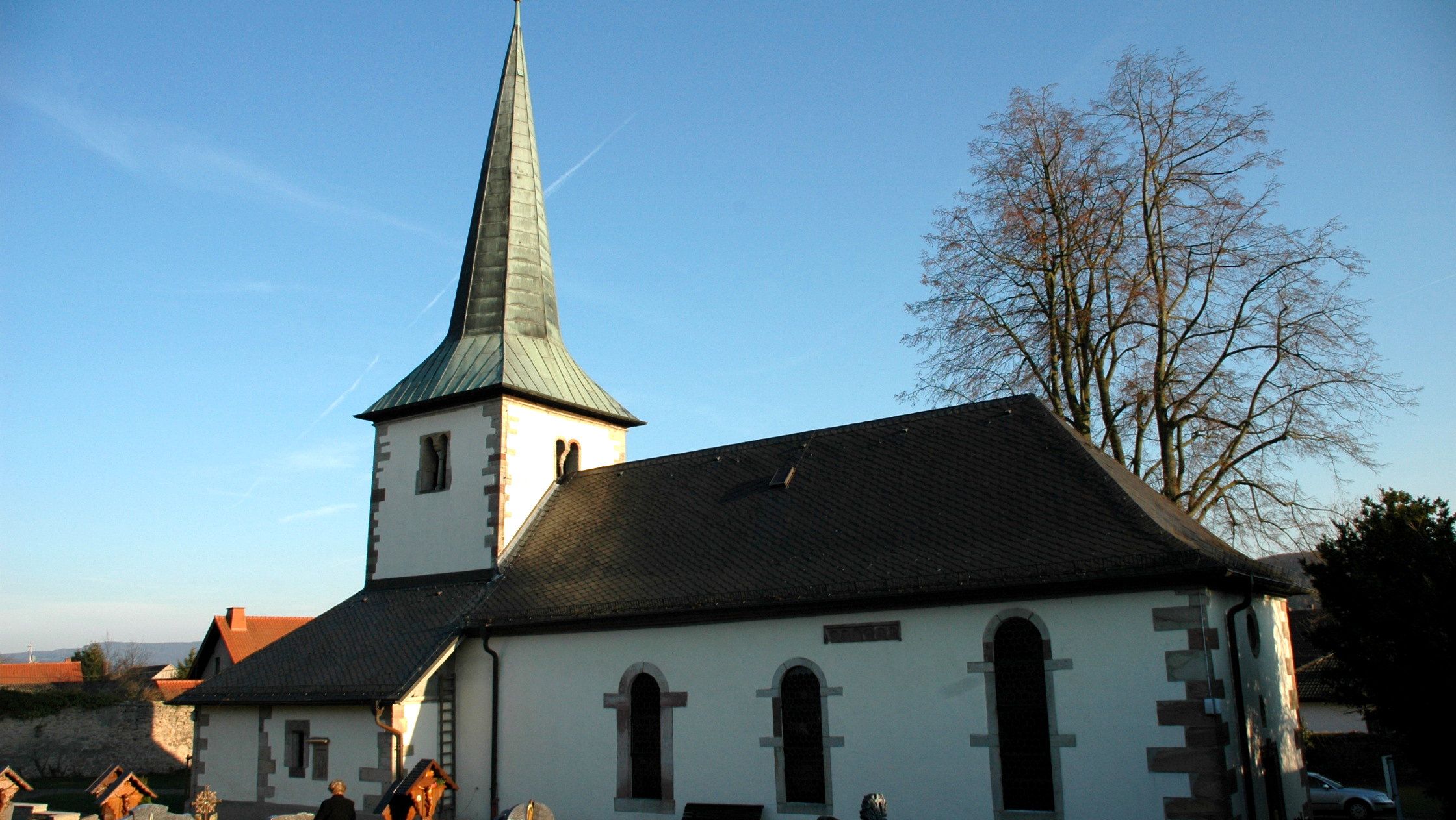 Außenansicht der Kirche Sankt Bernhard in Soisdorf