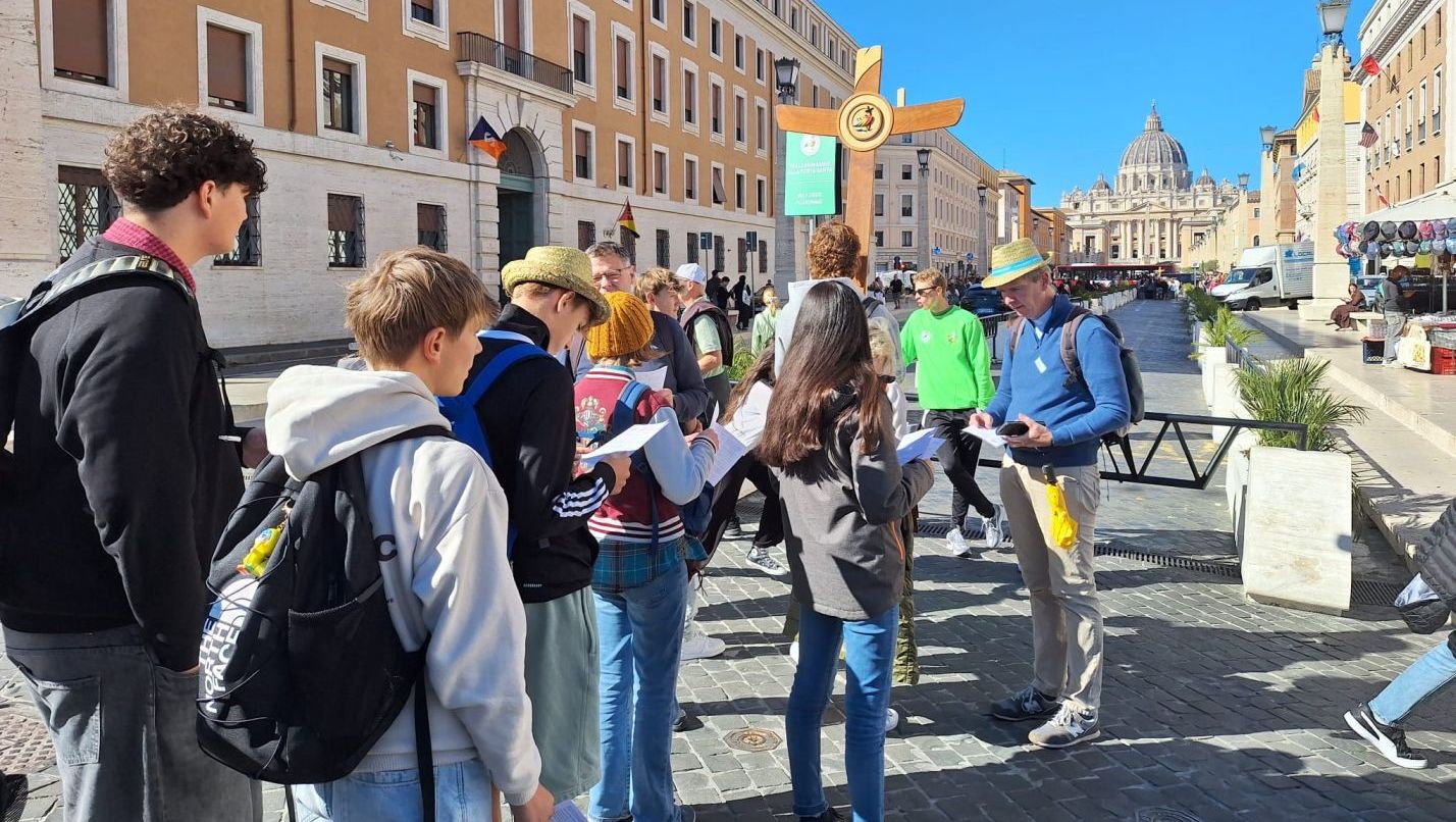 Blick von oben auf den Platz vor dem Petersdom in Rom