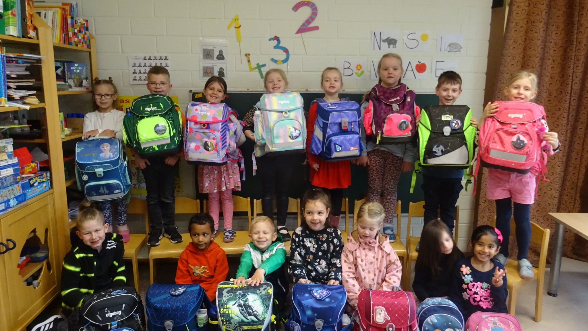 Schulanfänger besuchen die Schule