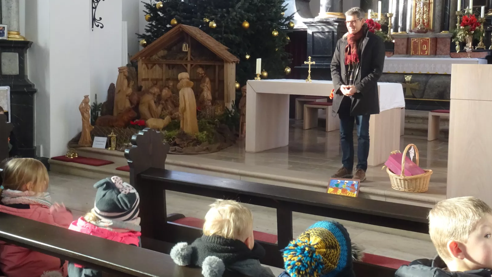 Kinder gratulieren Pfarrer Blümel zum Geburtstag