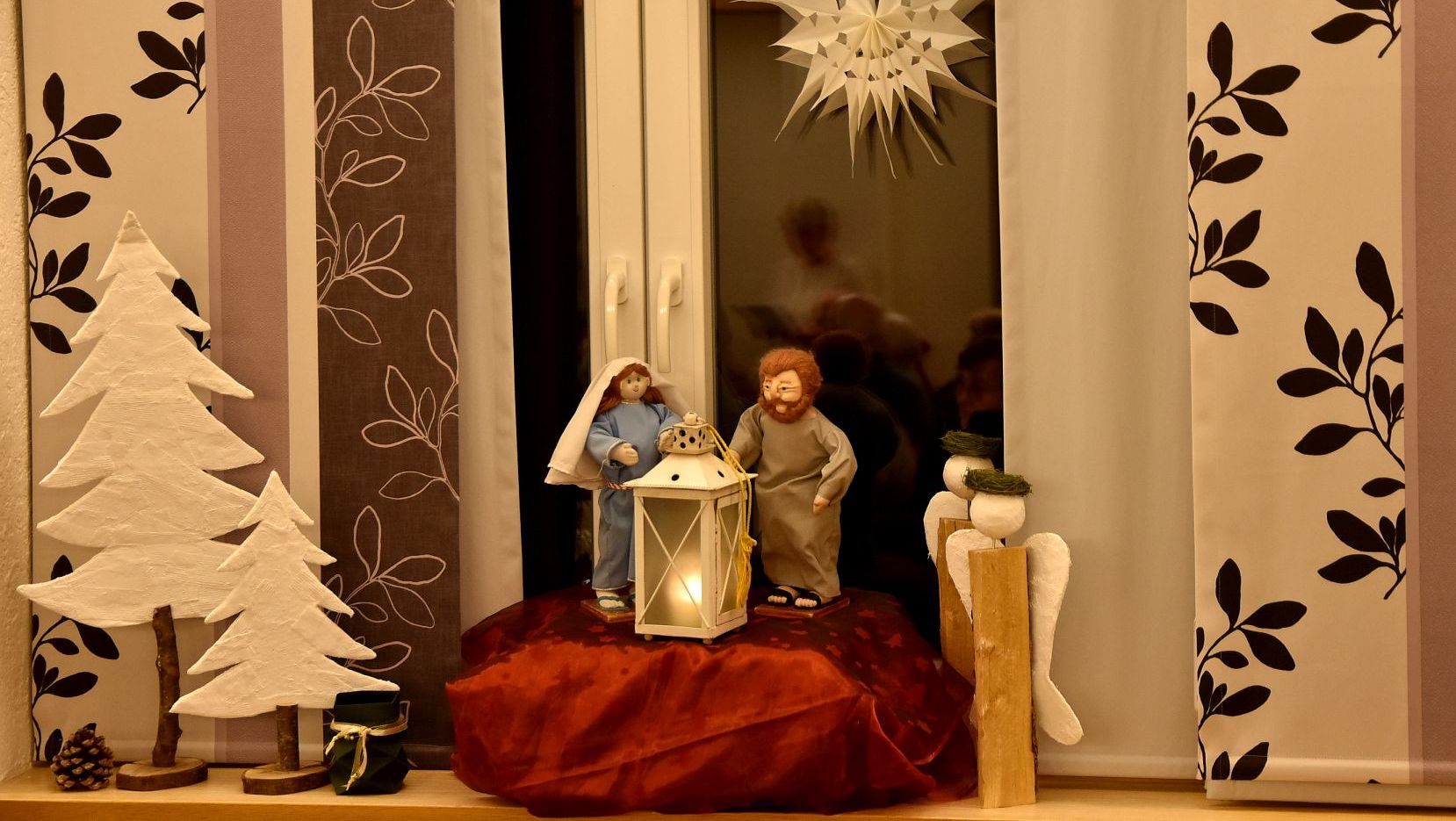Großentaft, Strahlende Kinderaugen beim Nikolaus an der Krippe