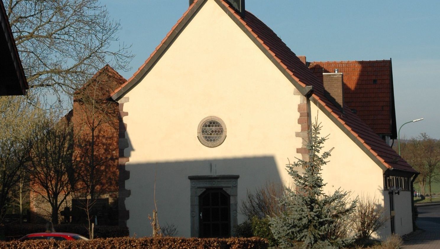Aussenansicht der Kirche Sankt Anna in Grüsselbach