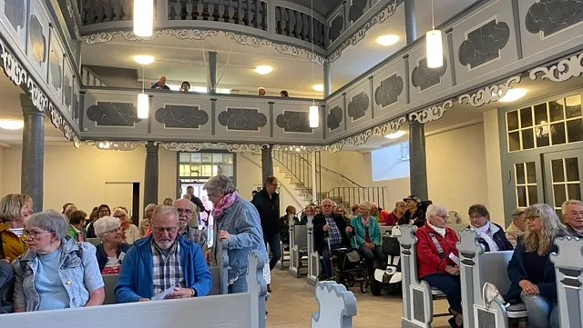 Gäste in der Kirche in Burghaun anlässlich des Brunnenfestes