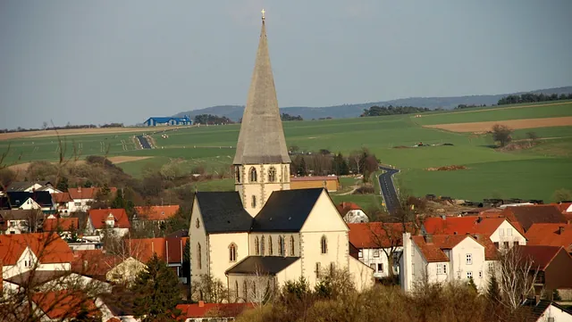 Aussenansicht der Kirche Sankt Johannes des Täufers und Sankt Cäcilia in Rasdorf