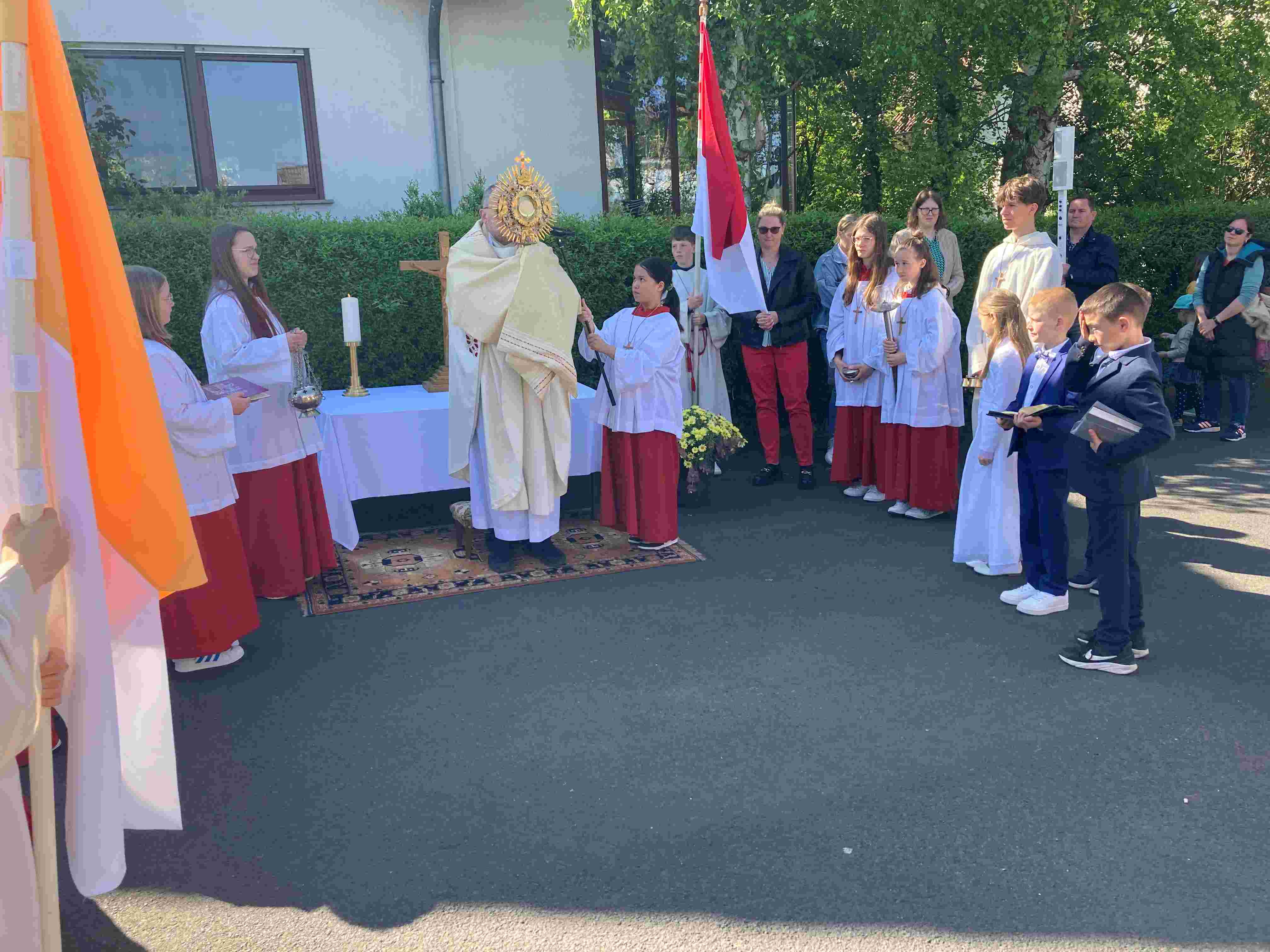Priester spendet den Segen an einem der vier Altären