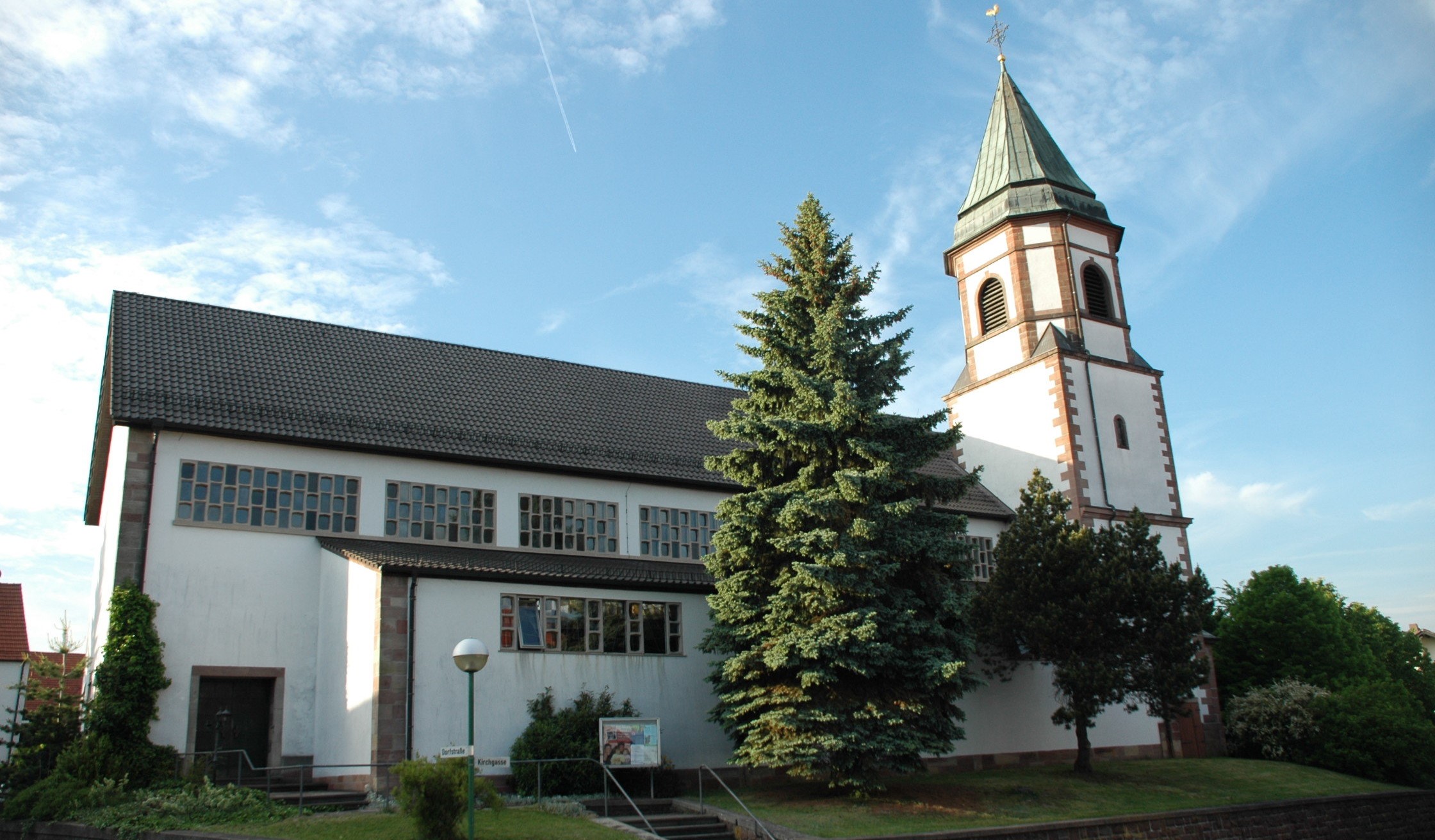 Aussenansicht der Kirche in Steinbach