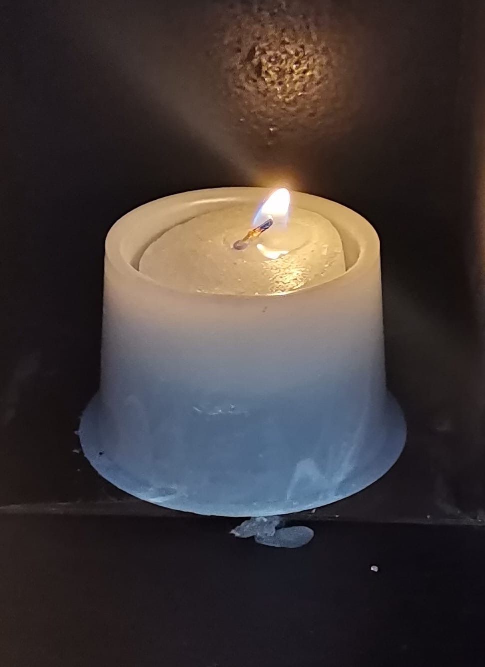 Brennende Kerze als Licht der Hoffnung