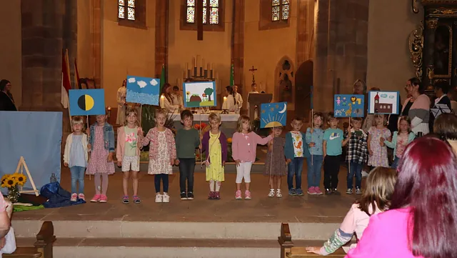 Schulanfänger KITA Rasdorf in der Kirche beim Erntedankgottesdienst