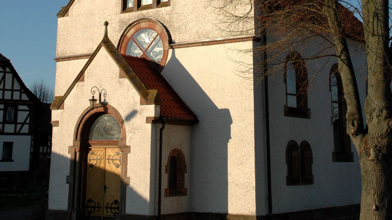 Außenansicht der Kirche Sankt Laurentius in Treischfeld