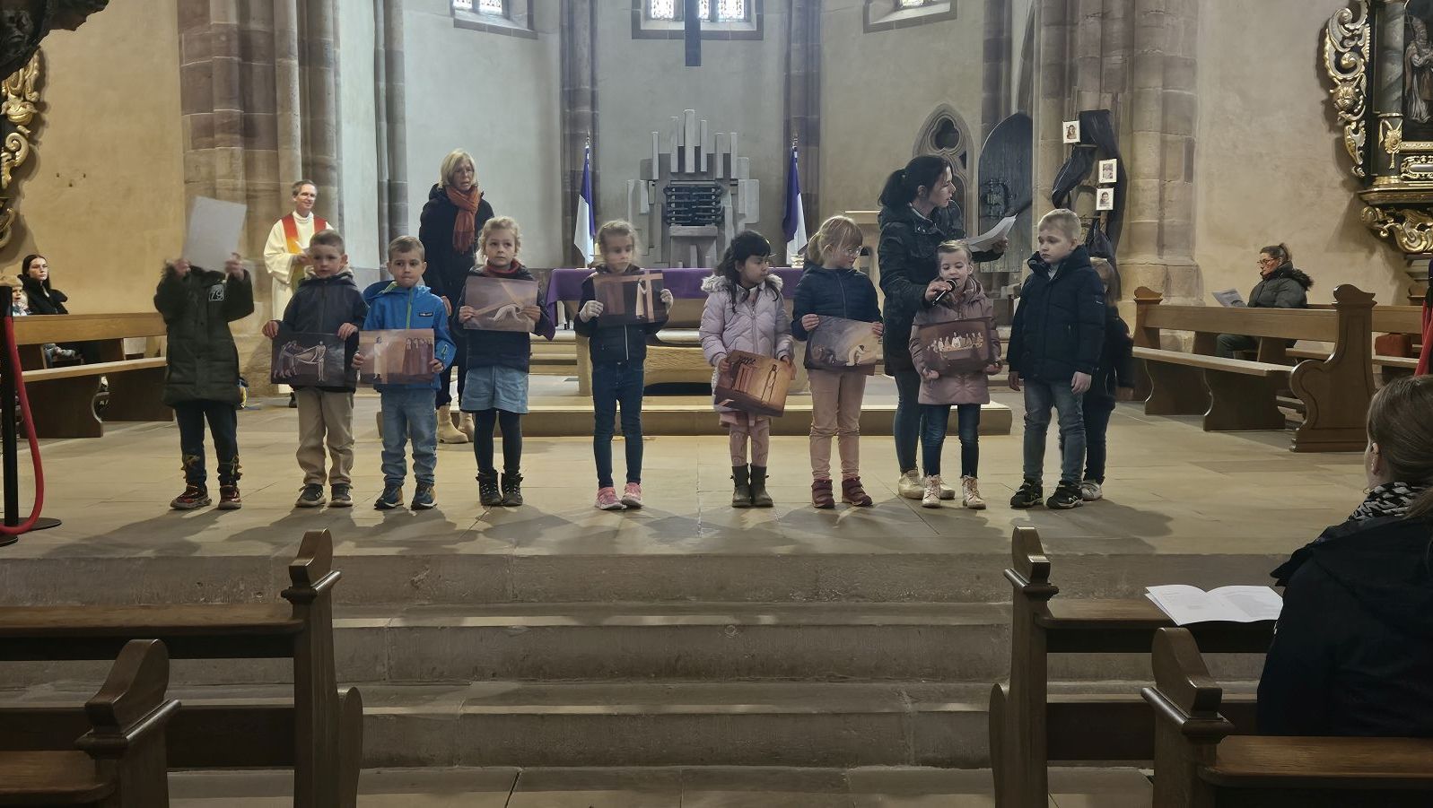 Kinder der KITA Rasdorf beim Kinderkreuzweg in der Stiftskirche Rasdorf