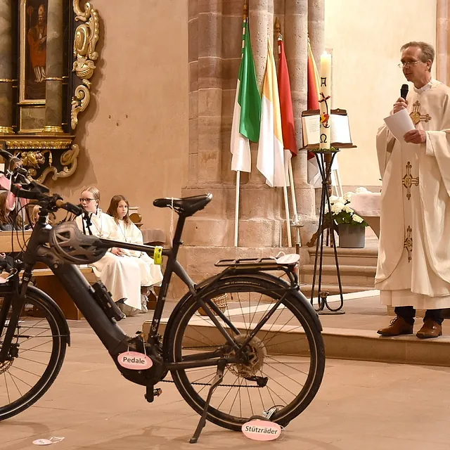 Familiengottesdienst mit Fahrzeugsegnung
