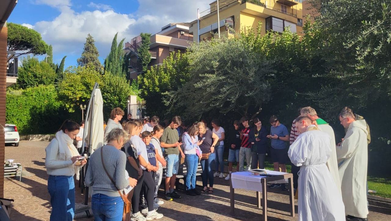 Blick von oben auf den Platz vor dem Petersdom in Rom