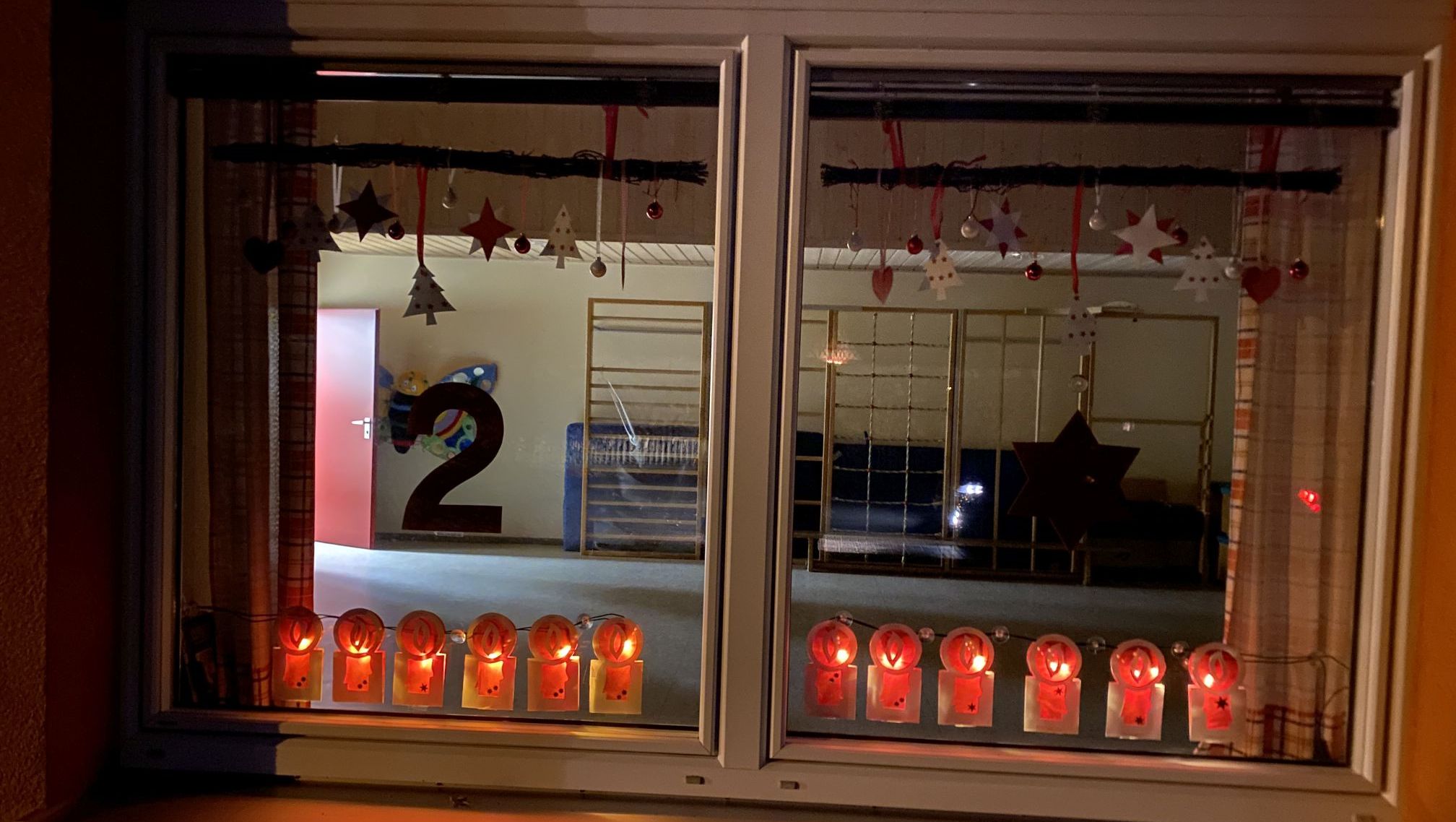 geschmücktes Fenster im Rahmen des lebendigen Adventskalenders