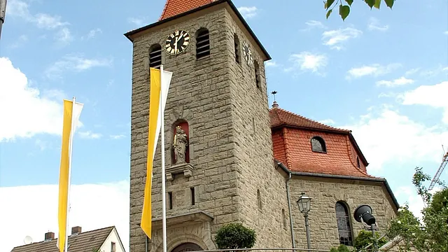 Aussenansicht der Kirche in Arzell