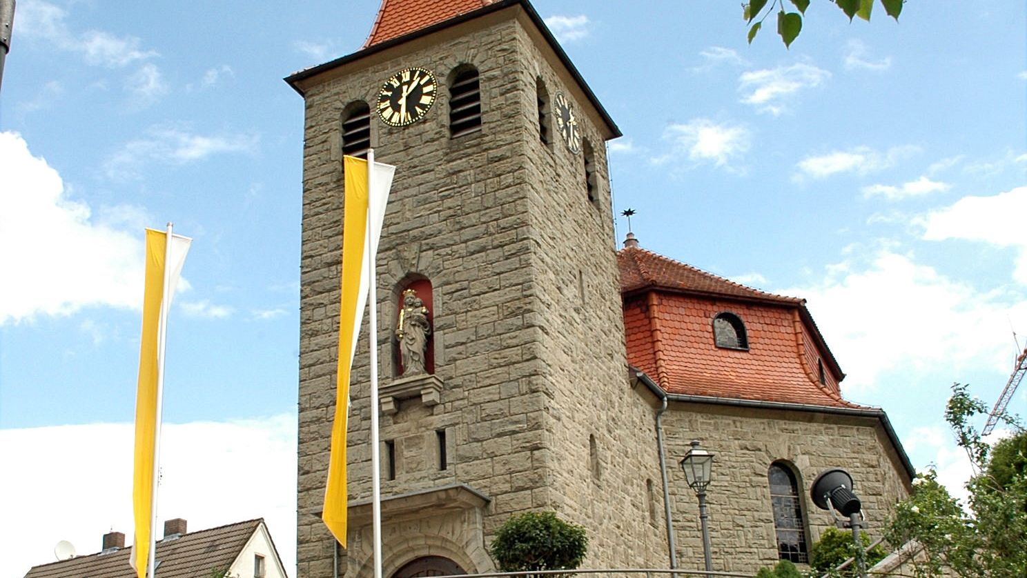Aussenansicht der Kirche in Arzell