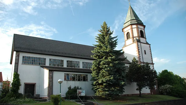 Aussenansicht der Kirche Sankt Matthäus in Steinbach