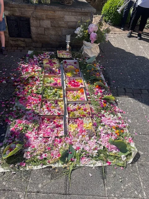 Ufhausen, Blumenteppich der Laurentius-Kids