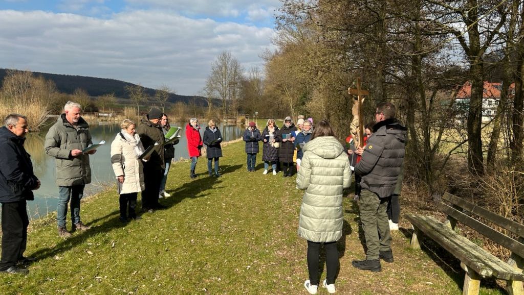Teilnehmer des Kreuzweges in der Natur in Rasdorf