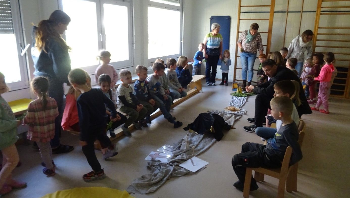 Pfarrer Günther im Kreis der Kinder von der KITA Eiterfeld
