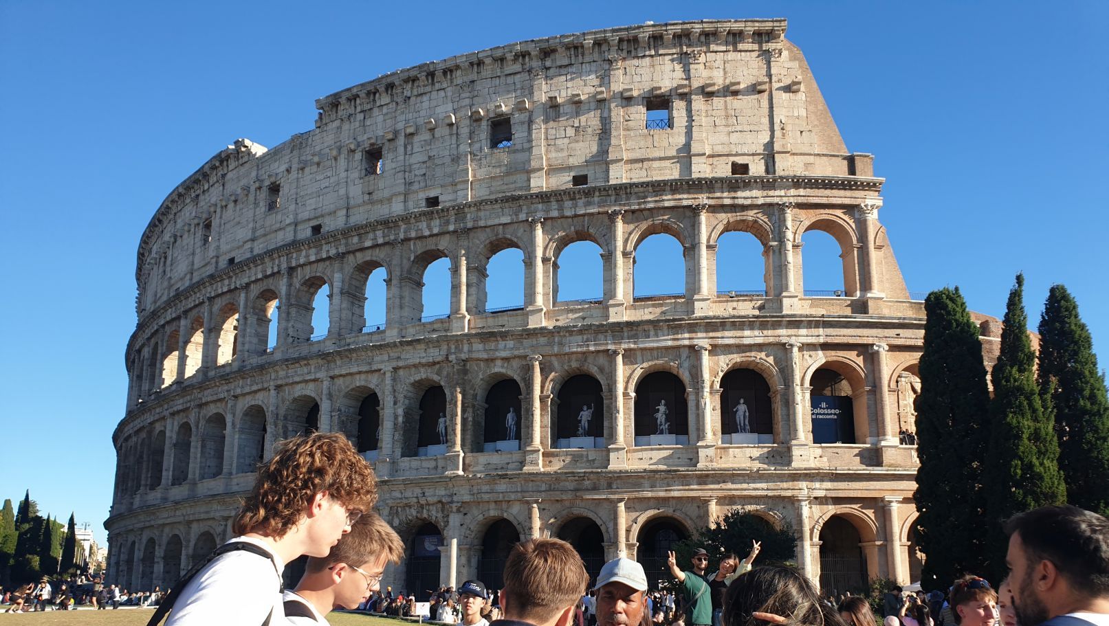 Blick von oben auf den Platz vor dem Petersdom in Rom