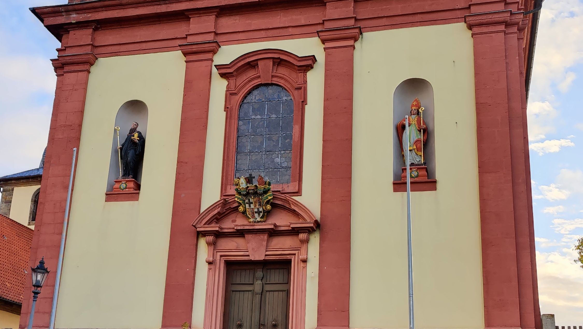 Aussenansicht der Kirche Mariä Himmelfahrt in Burghaun