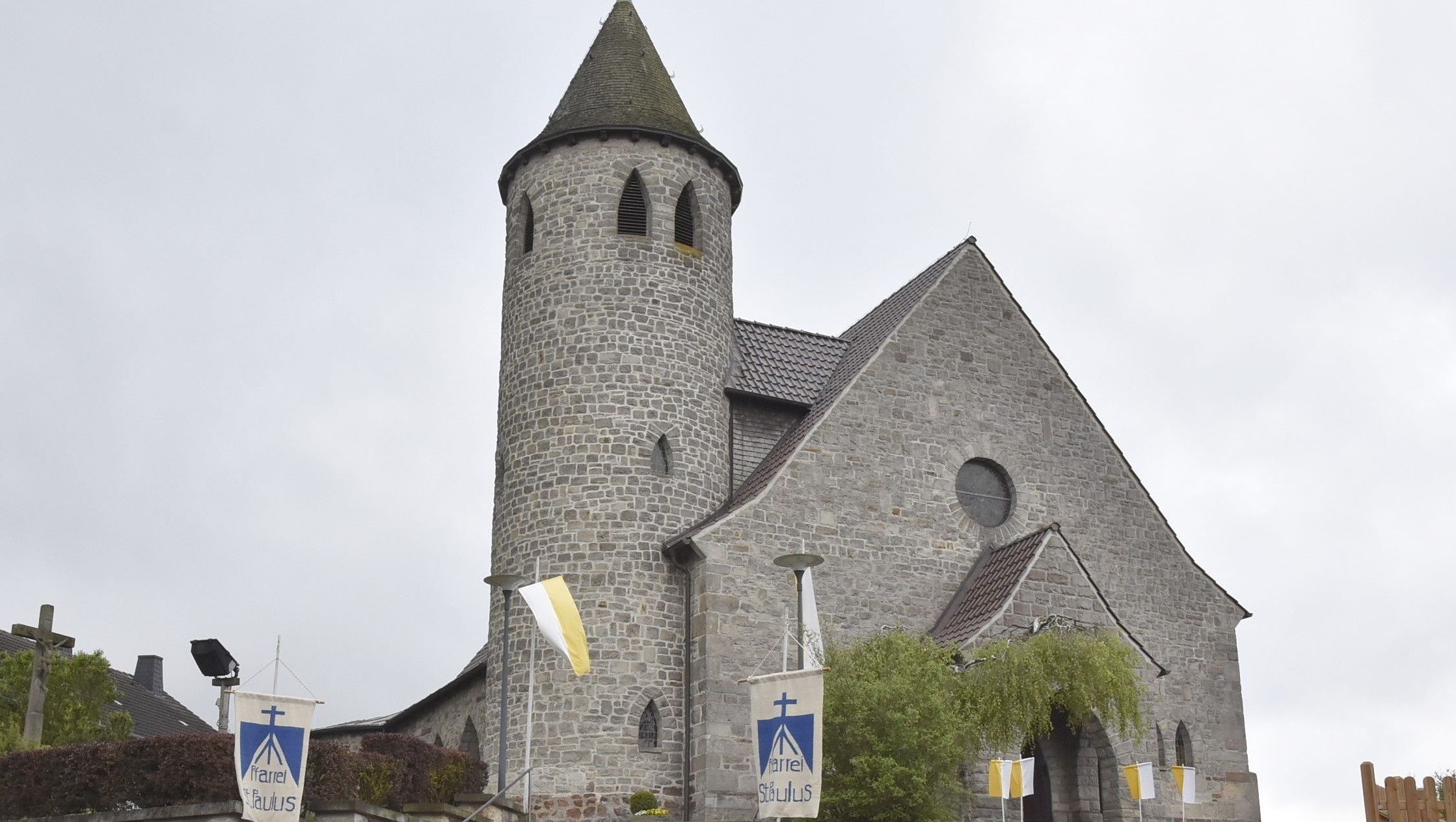 Aussenansicht der Kirche Pauli Bekehrung in Wölf