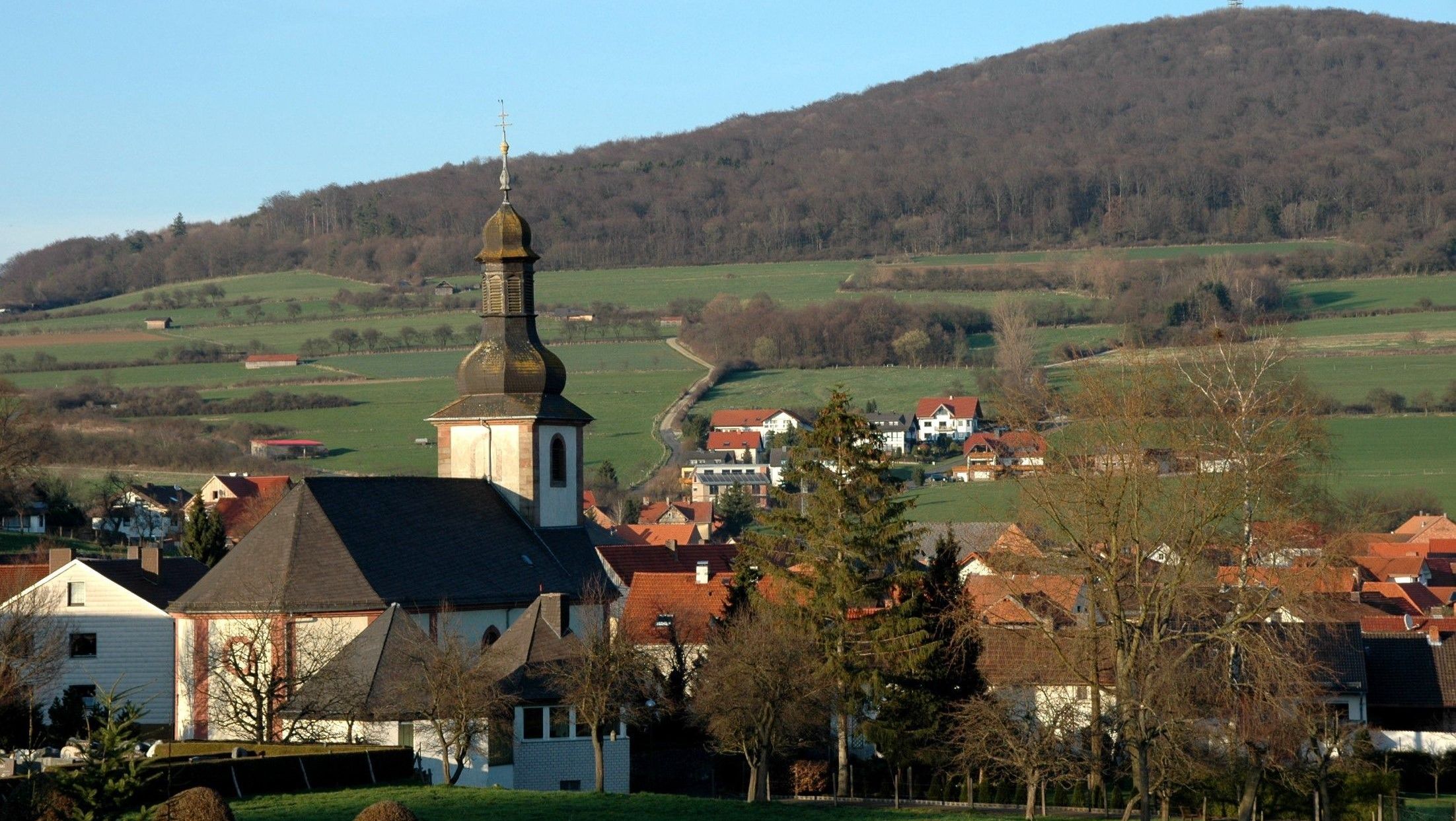 Aussenansicht der Kirche Sankt Laurentius in Ufhausen