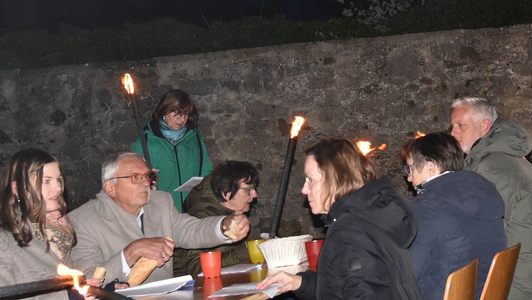 Während der Ölbergandacht in Rasdorf wird das letzte Abendmahl Jesu symbolisch dargestellt