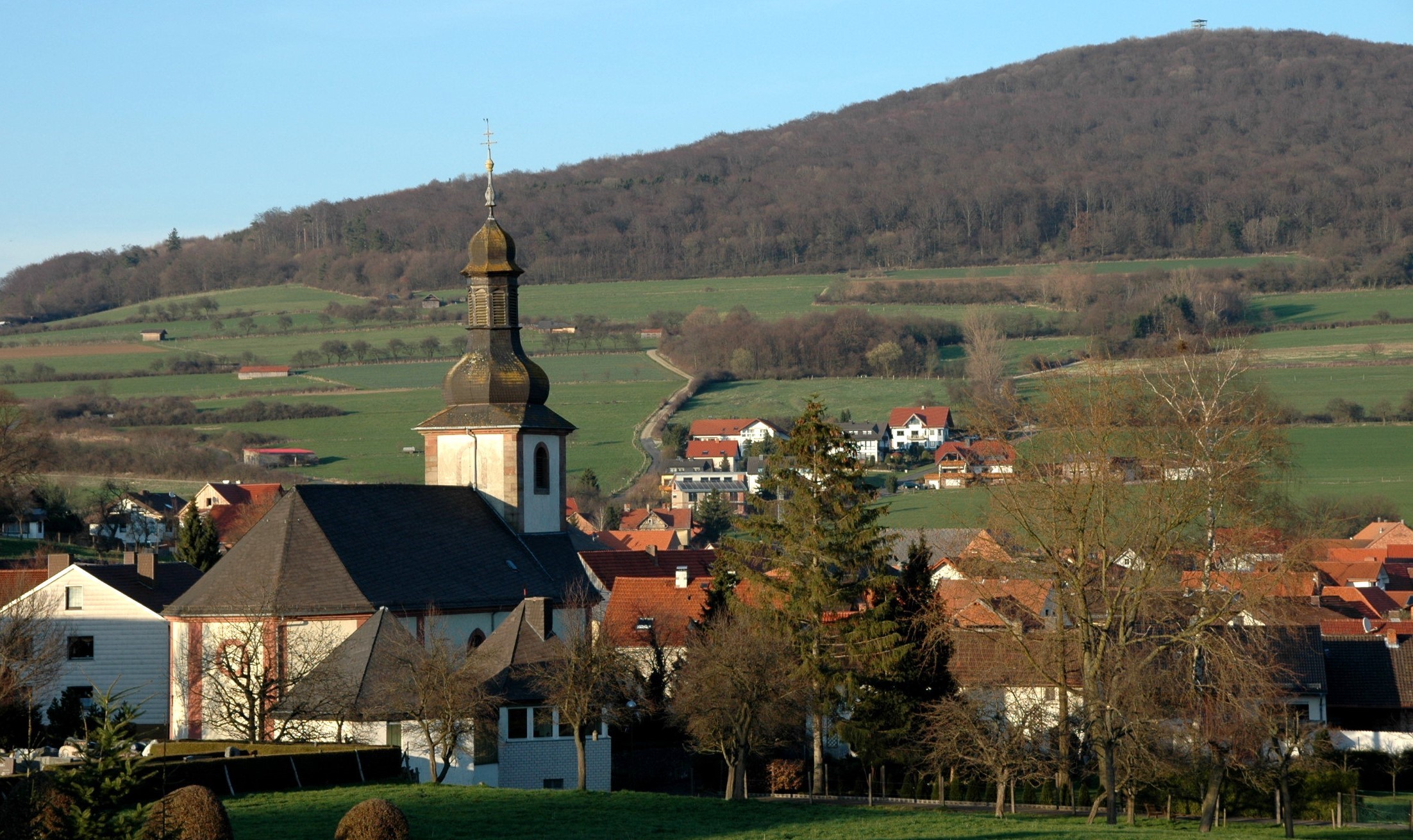 Aussenansicht der Kirche in Ufhausen