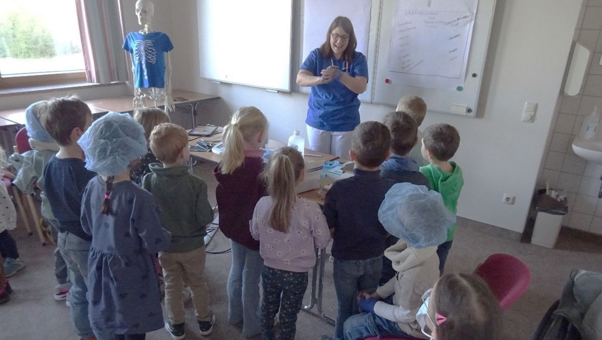 Eine Mutter erklärt den Kindern der KITA Eiterfeld ihren Arbeitsplatz im Krankenhaus