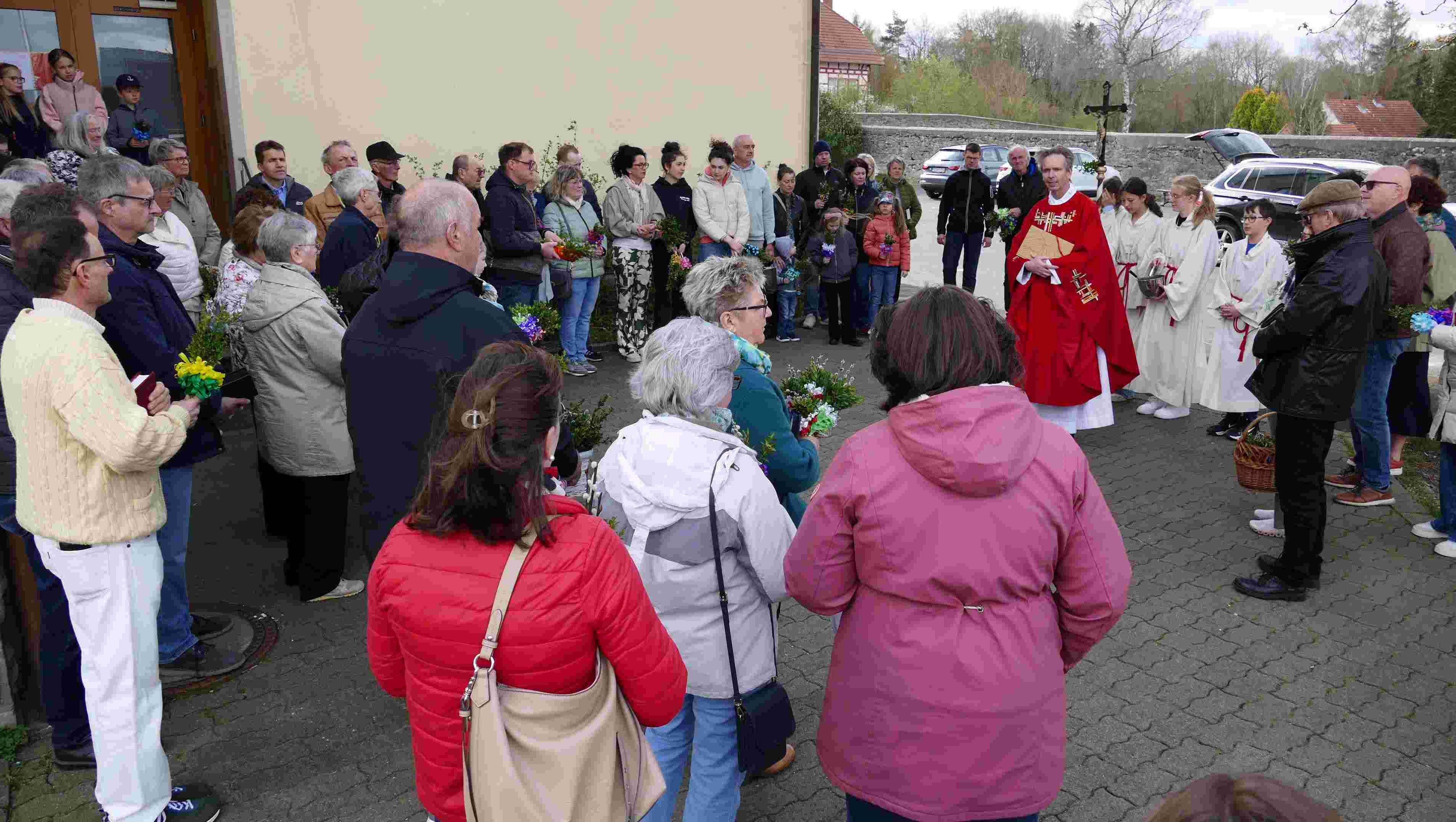 Segnung der Palmzweige vor der Kirche in Großentaft