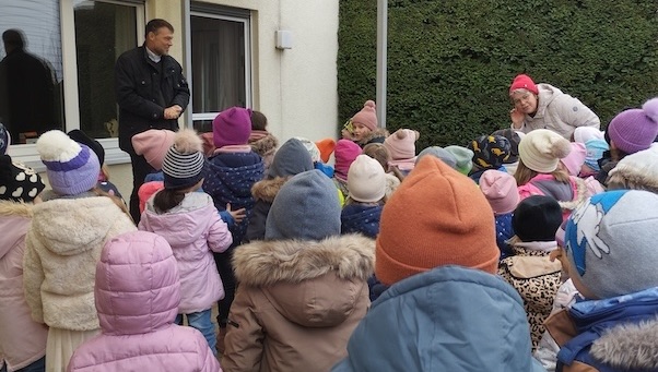 Kinder überraschen Pfarrer Günther mit einem Geburtstagsständchen
