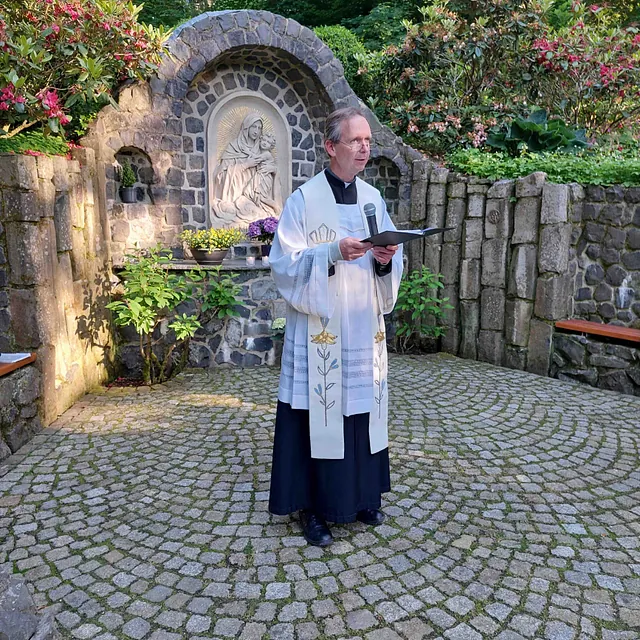 Andacht an der Mariengrotte
