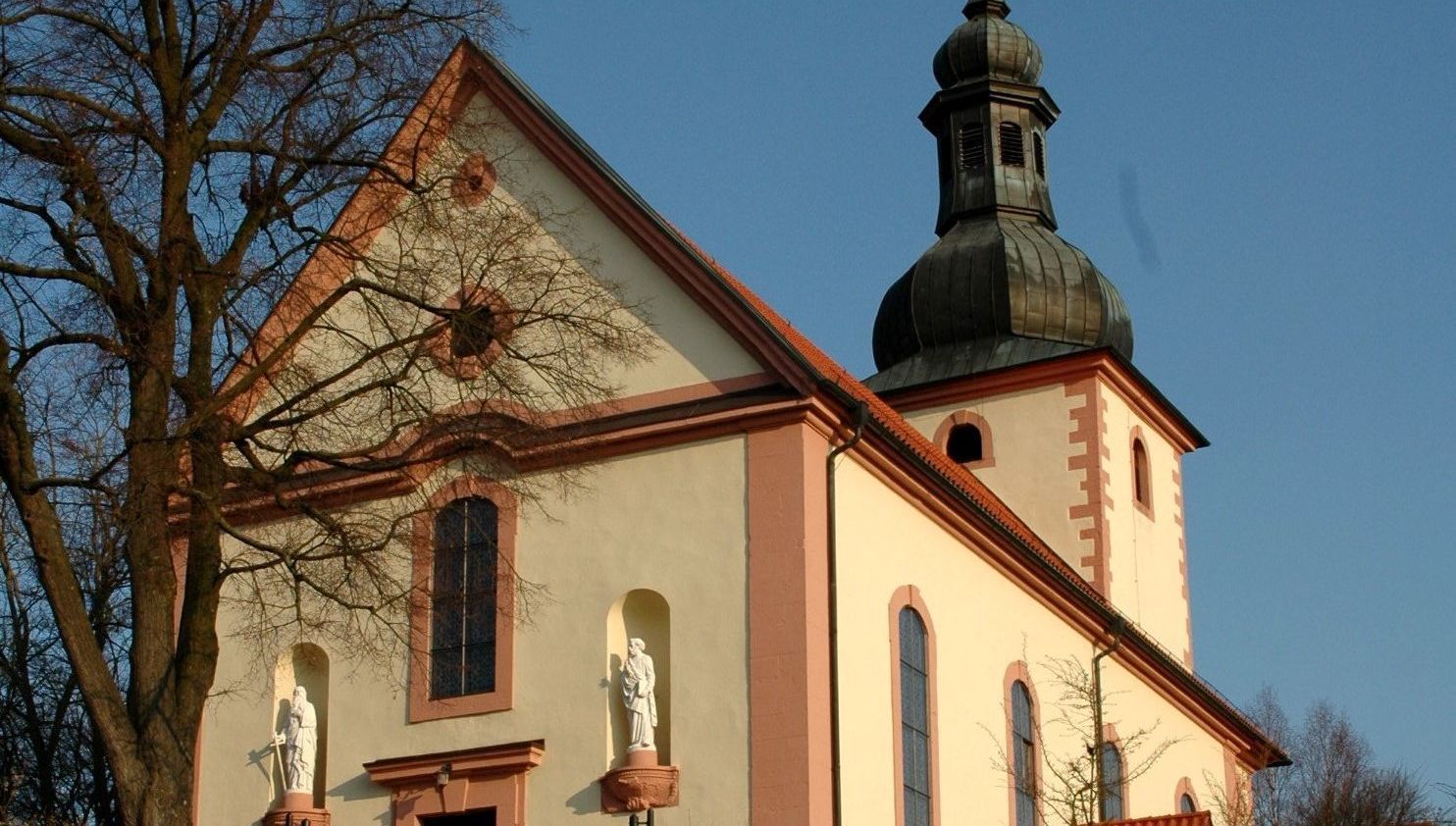 Außenansicht der Kirche in Großentaft