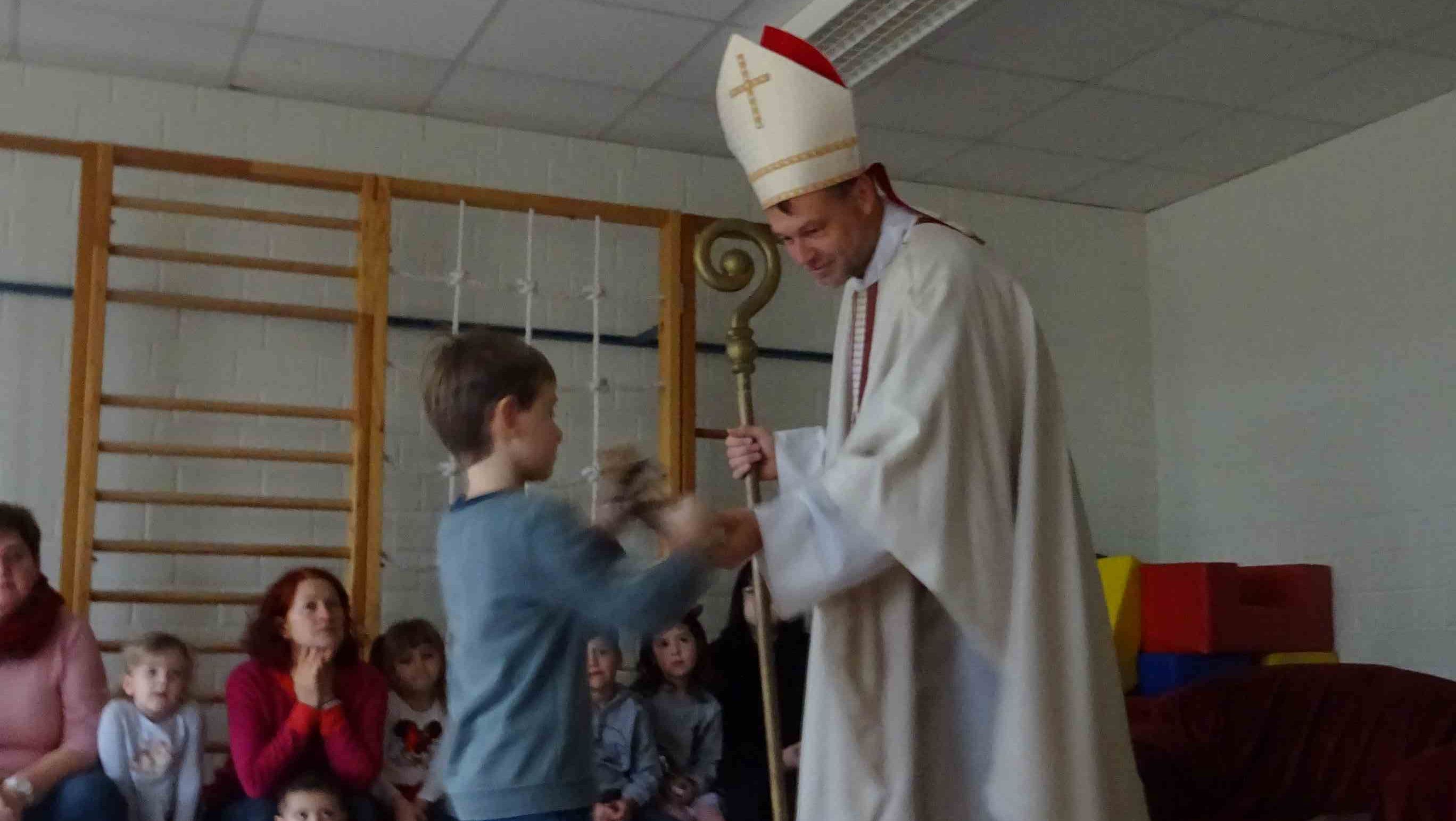 Der Nikolaus bei senem Besuch in der Kindertagesstätte Eiterfeld