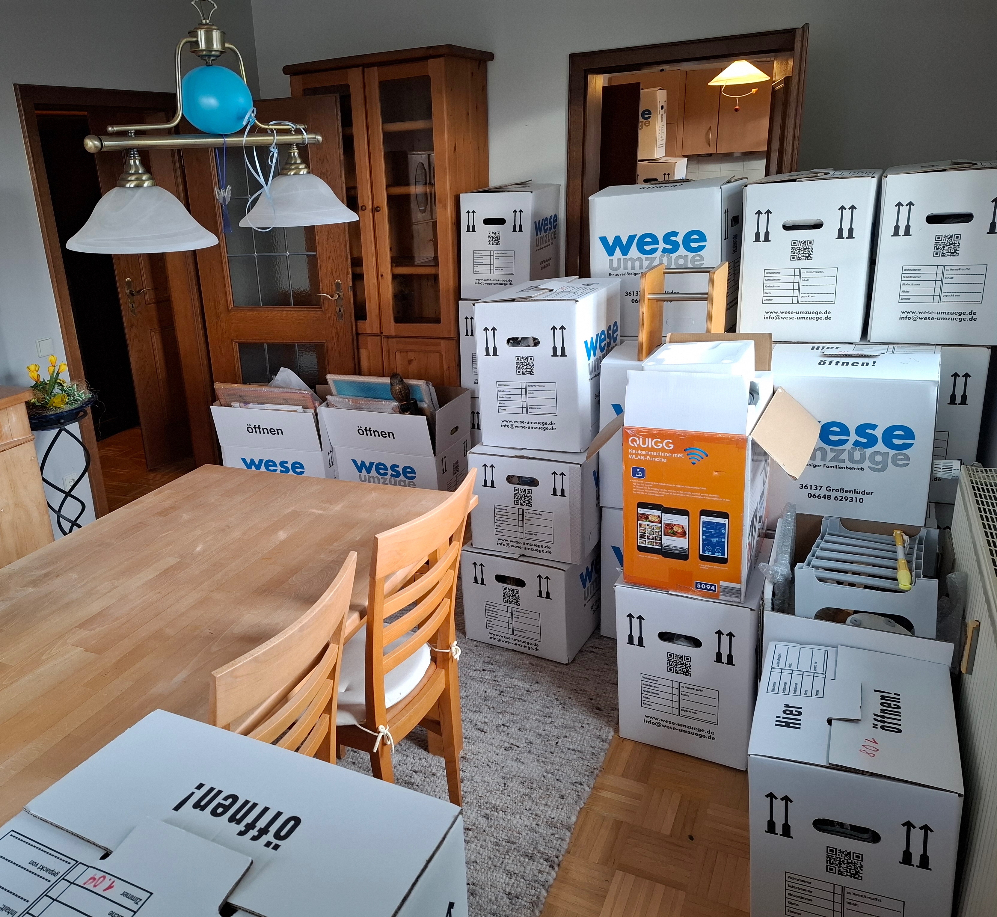 Umzugskartons in seiner alten Wohnung