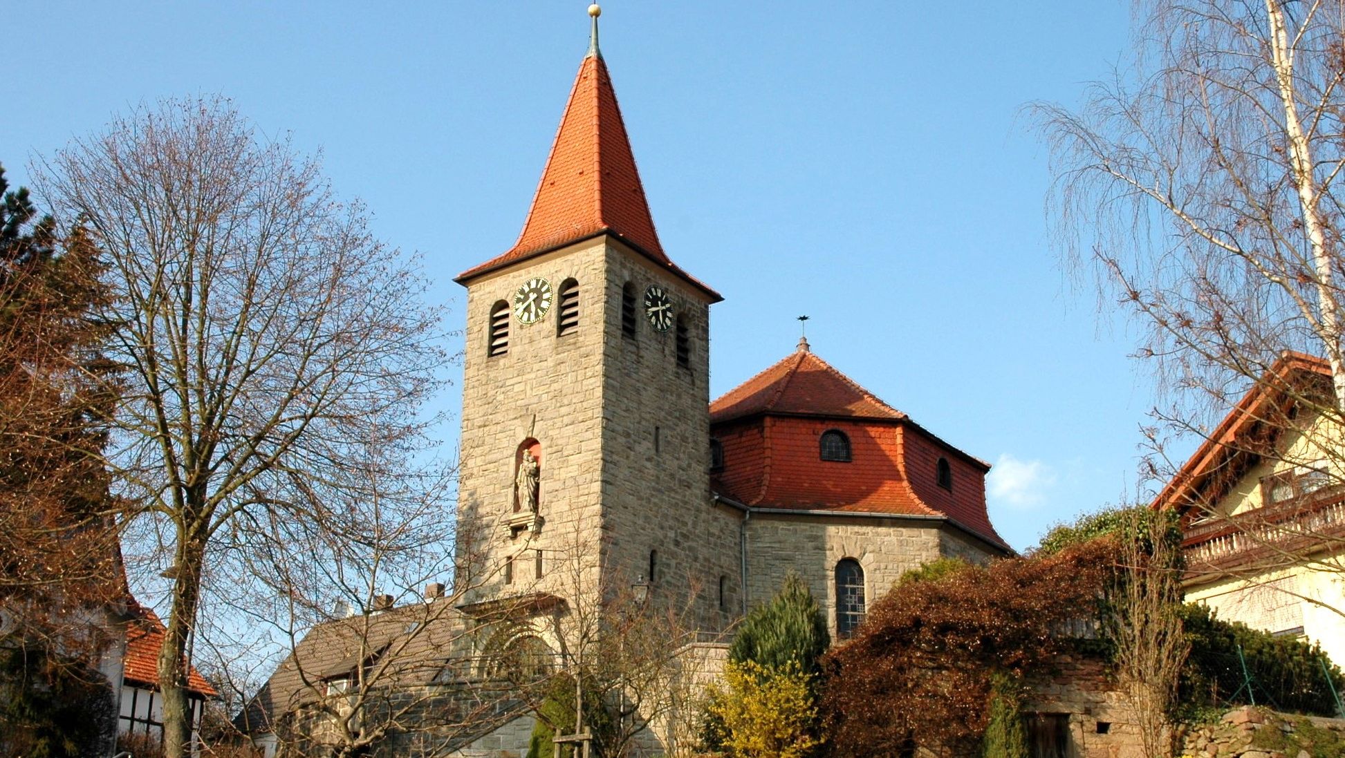 Aussenansicht Kirche Sankt Franziskus Xaver in Arzell