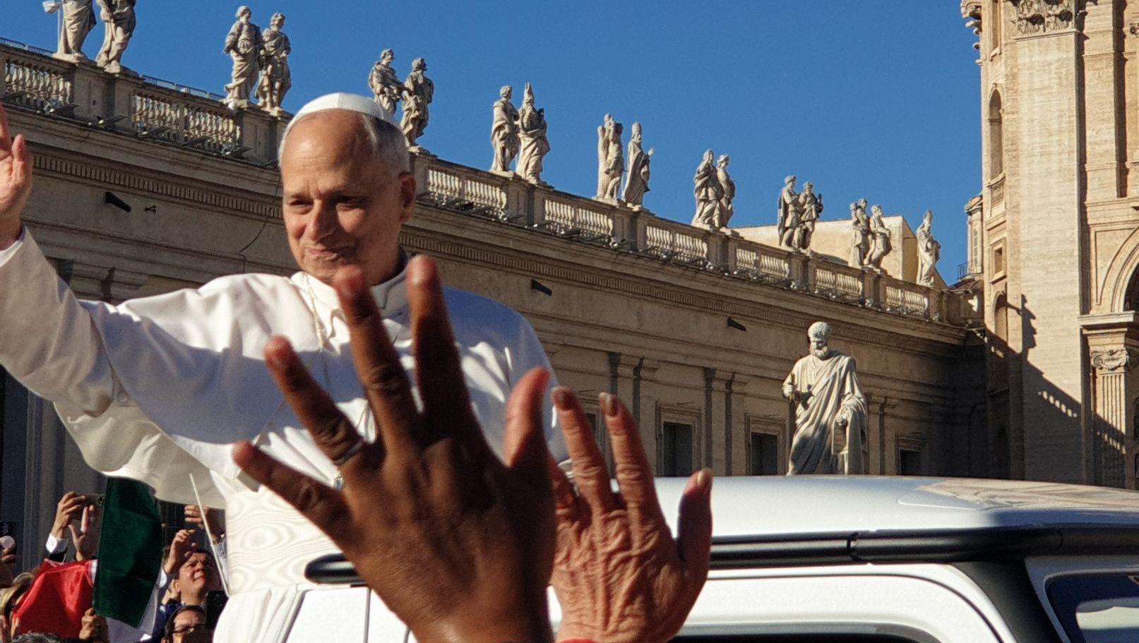 Blick von oben auf den Platz vor dem Petersdom in Rom