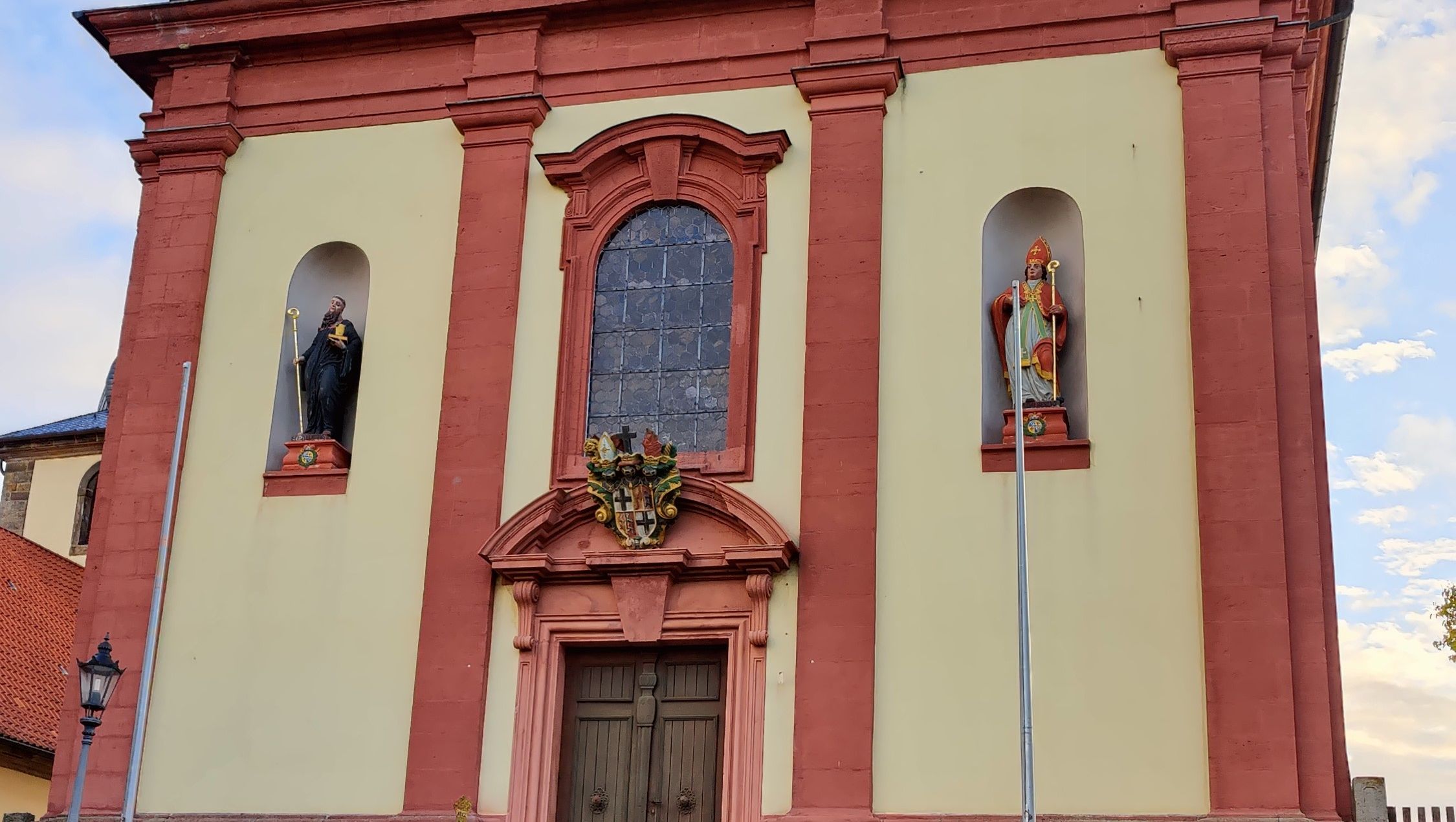 Aussenansicht Kirche Mariae Himmelfahrt in Burghaun
