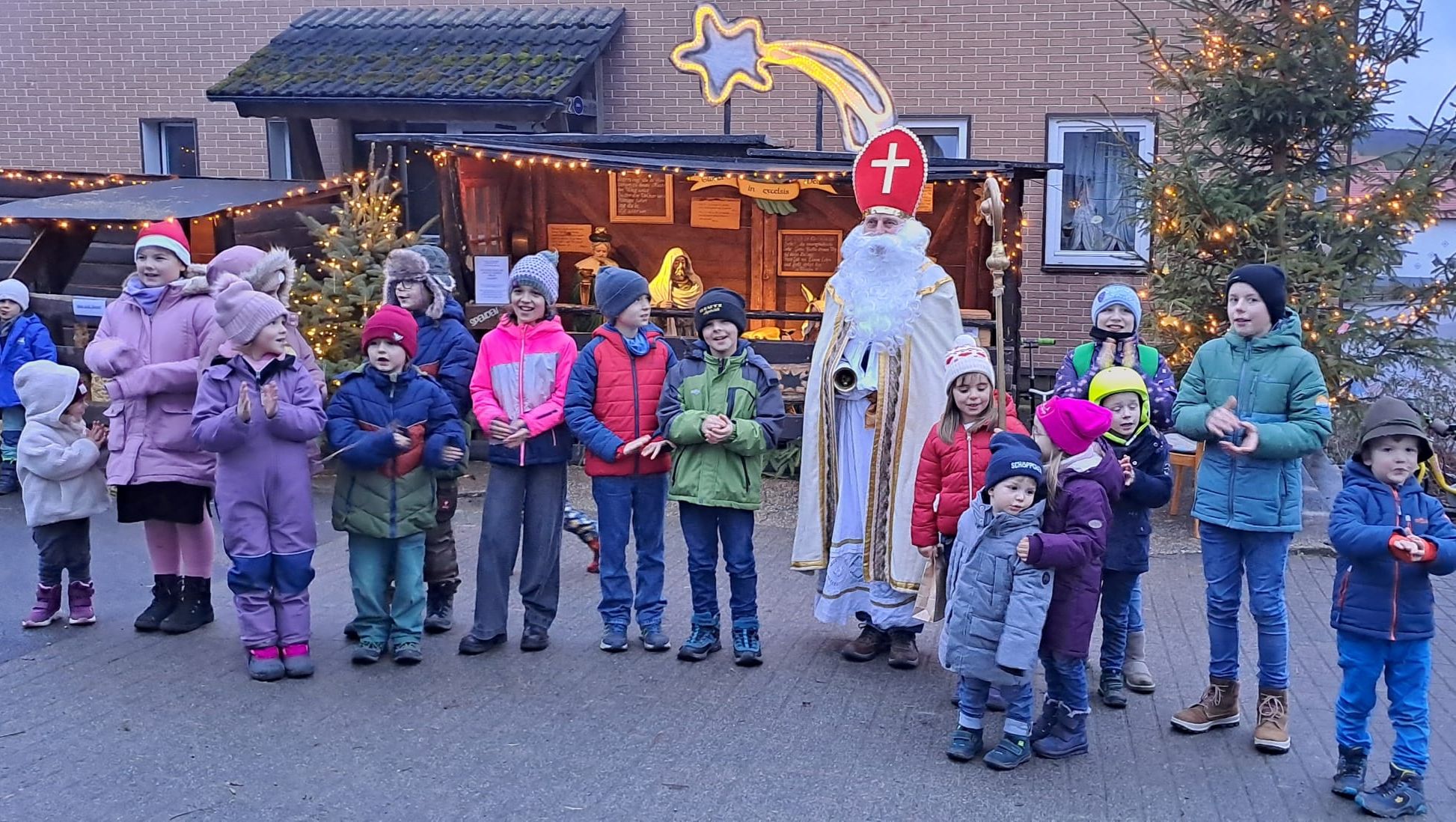 Großentaft, Strahlende Kinderaugen beim Nikolaus an der Krippe