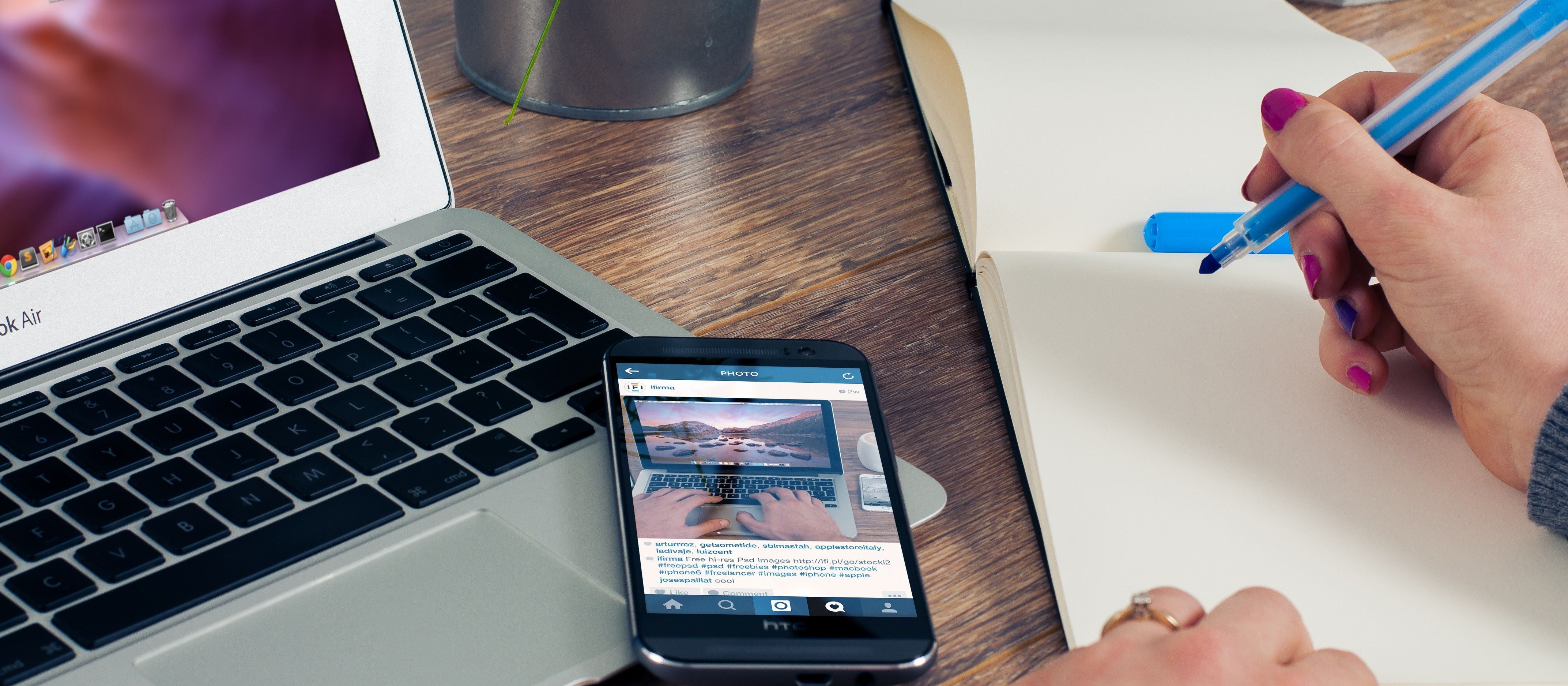 Tastatur, Handy und Schreibutensilien am Schreibtisch