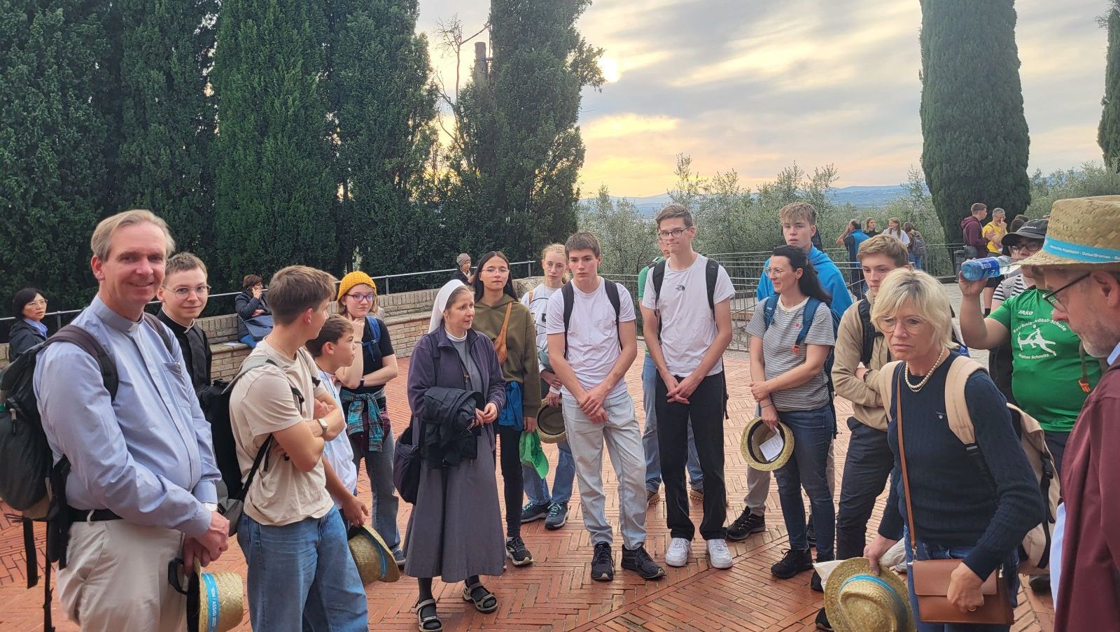 Blick von oben auf den Platz vor dem Petersdom in Rom