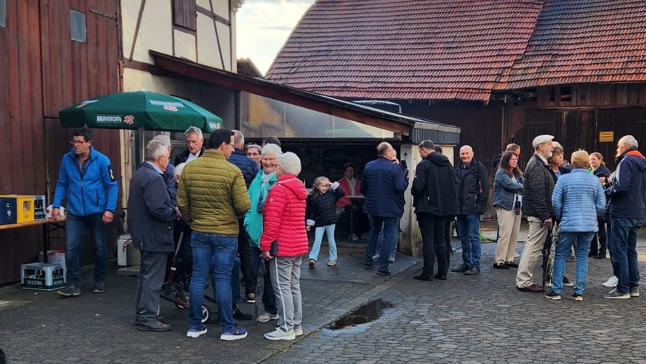 KIrchenbesucher Hünhan im Gesprächsaustausch
