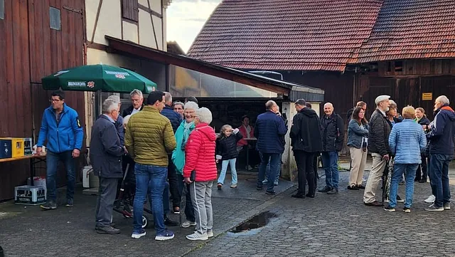 KIrchenbesucher Hünhan im Gesprächsaustausch
